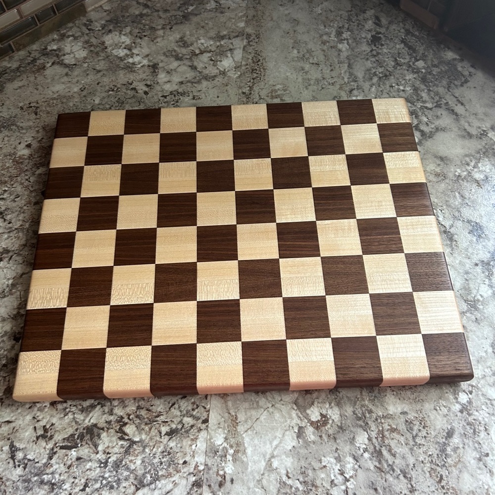Cutting Board XL - Handcrafted - Checker Design - Picture 8 of 11